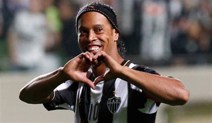 Brazilian football star Ronaldinho announces retirement