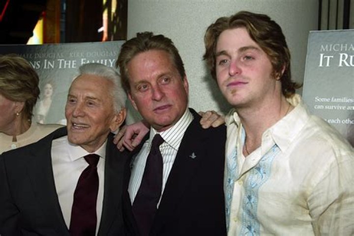 Filho de Michael Douglas celebra nascimento do filho com namorada