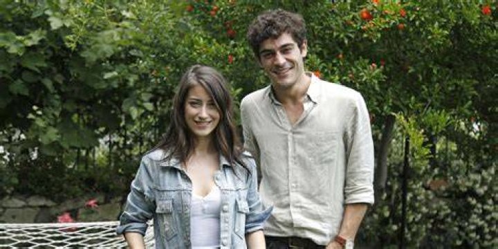 Hazal Kaya y Burak Deniz protagonizan el nuevo estreno de Divinity el