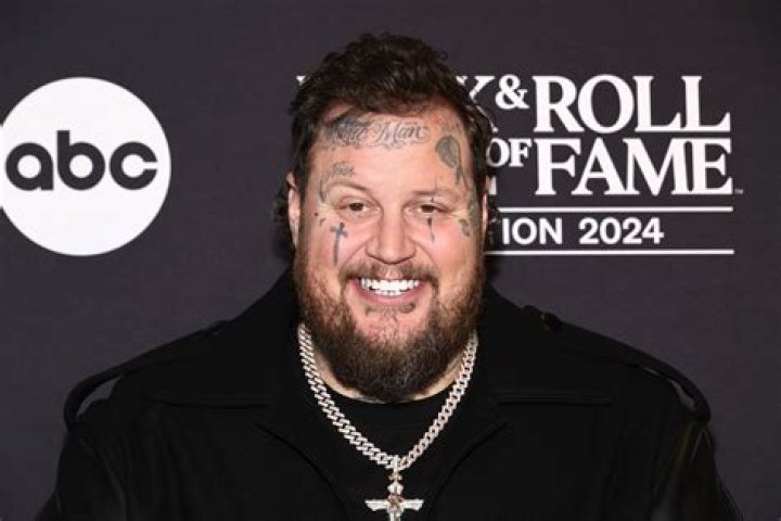 Is Jelly Roll related to Waylon Jennings?