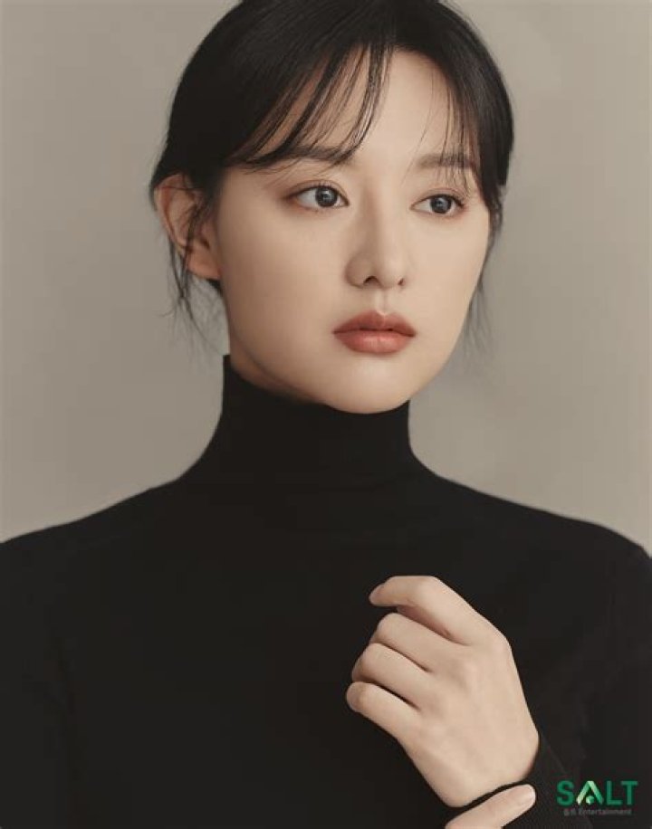Kim Ji Won este strălucitoare &icirc;n noile poze de profil pentru o viitoare