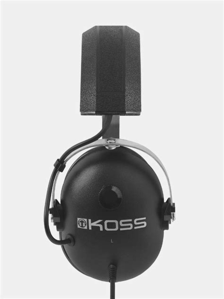 Koss Headphones Of Maya Erskine As Maya IshiiPeters In PEN15 S02E15