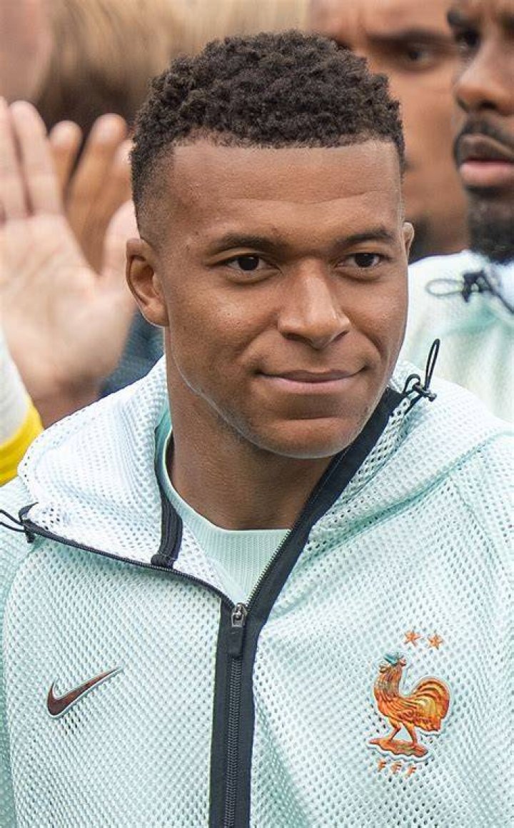 Kylian Mbapp&eacute; Religion Wikipedia La c&eacute;l&eacute;brit&eacute;