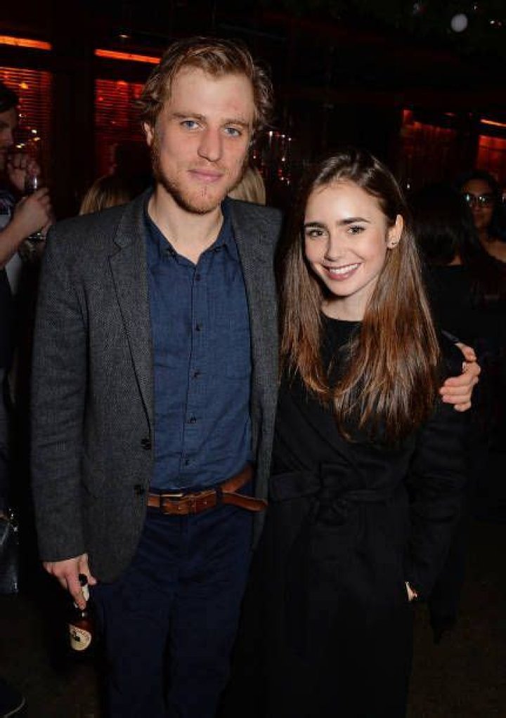 Lily Collins and Johnny Flynn in Les Mis&eacute;rables Иллюстрации, Романтизм