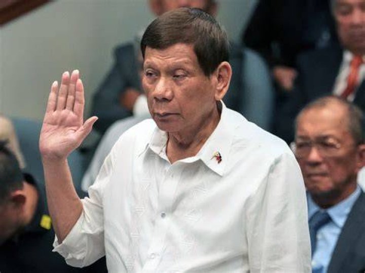 LOOK Duterte takes photo with Honeylet, Kitty before oathtaking