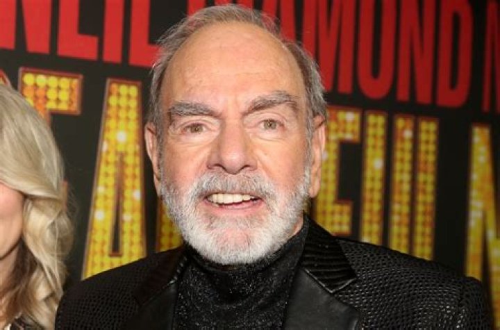 Neil Diamond Surprises Broadway Audience With &lsquo;Sweet Caroline&rsquo; Singalong