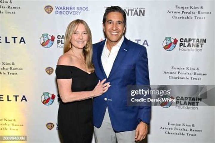Rebecca Olson (Dr. Sanjay Gupta&rsquo;s Wife) and 3 Daughters famous
