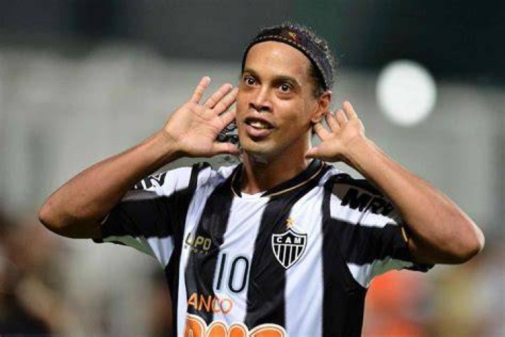 Ronaldinho Ga&uacute;cho queria ser parceiro de "inimigo" de Neymar